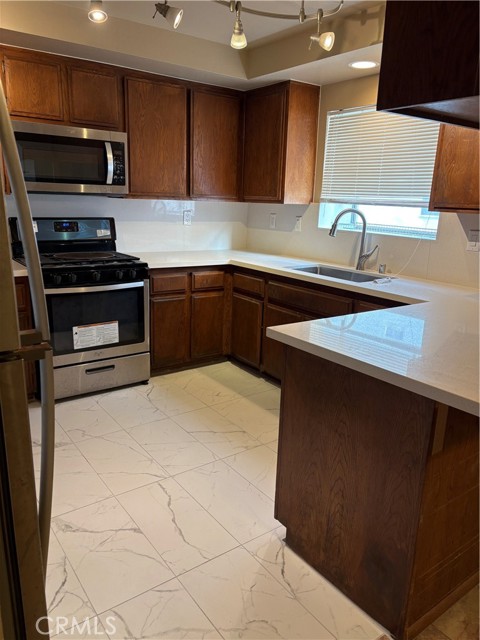 Detail Gallery Image 9 of 20 For 1364 W 139th #B,  Gardena,  CA 90247 - 3 Beds | 3 Baths