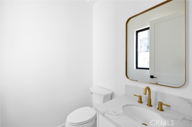 Detail Gallery Image 11 of 33 For 4827 Oakwood Ave, Los Angeles,  CA 90004 - 5 Beds | 3 Baths