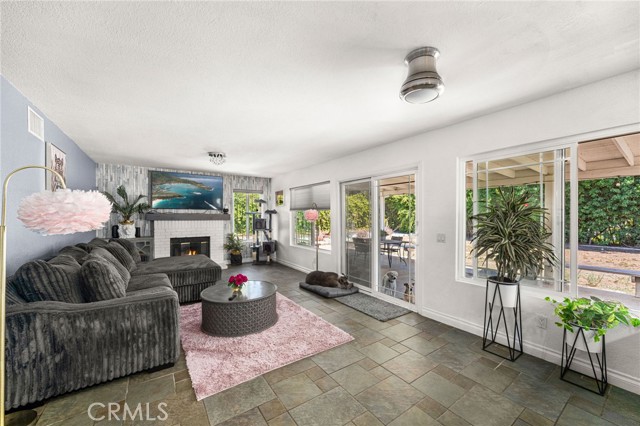 245 Cottonwood Avenue, Riverside CA: https://media.crmls.org/medias/fa267653-323b-4c42-8d48-959f921c2404.jpg