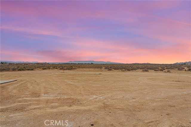 23420 Klickitat Avenue, Apple Valley CA: https://media.crmls.org/medias/fa284a1f-38a0-4f32-8b21-a70782ee79a2.jpg
