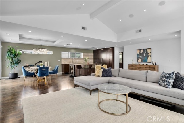 Detail Gallery Image 3 of 22 For 1049 14th St, Manhattan Beach,  CA 90266 - 3 Beds | 2 Baths