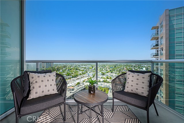 13700 Marina Pointe Drive, Marina del Rey CA: https://media.crmls.org/medias/fa30b025-7427-4d5b-af63-2c100873c7e6.jpg