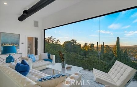 3728 Berry Drive, Studio City CA: https://media.crmls.org/medias/fa327768-8313-4eb5-9bd5-8cc5b63e892d.jpg