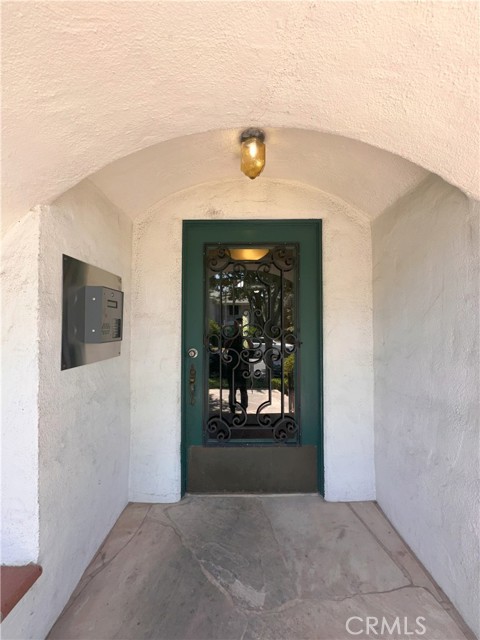 Detail Gallery Image 5 of 14 For 137 S Roxbury Dr, Beverly Hills,  CA 90212 - 1 Beds | 1 Baths