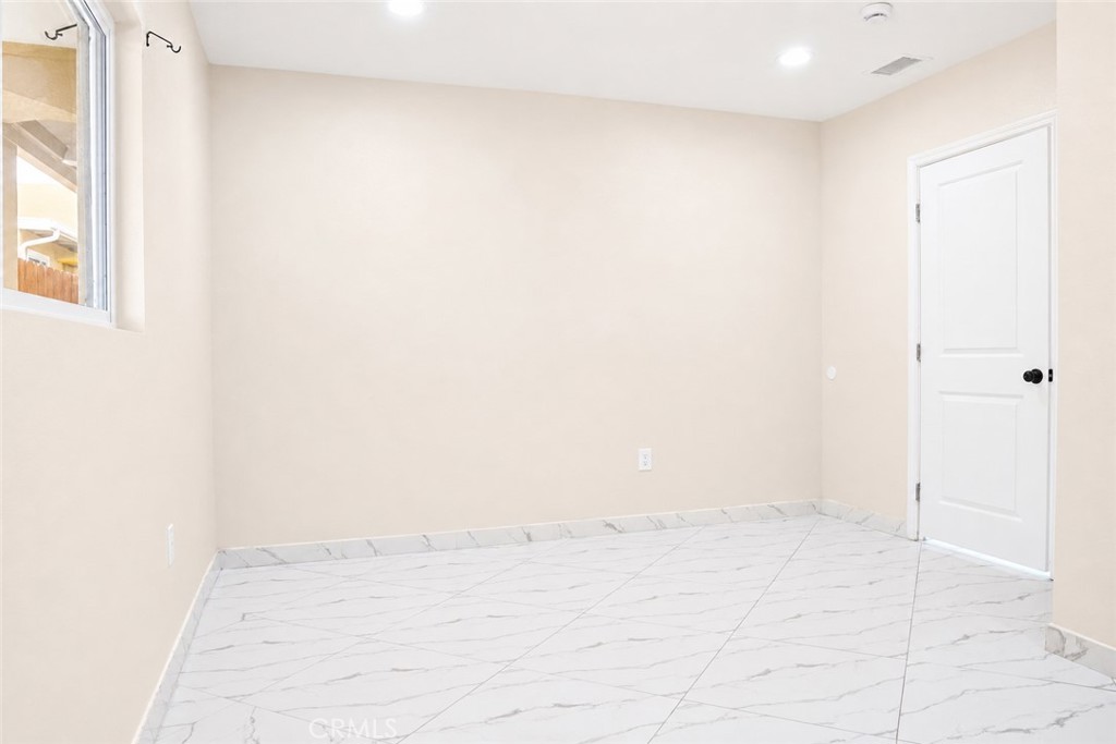 https://media.crmls.org/medias/fa378824-1929-43b0-8518-48018a37904b.jpg?preset=X-Large