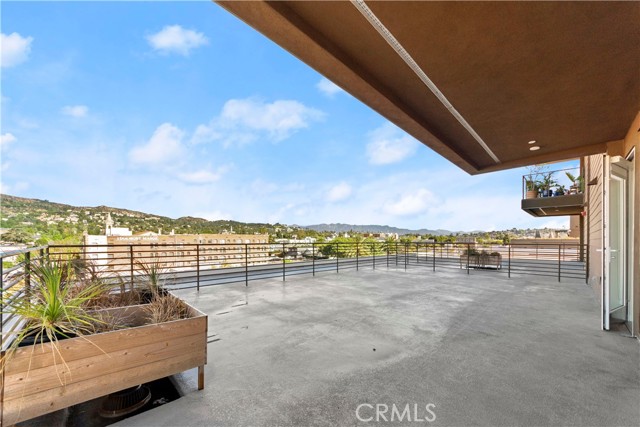 4850 Hollywood Boulevard, Hollywood CA: https://media.crmls.org/medias/fa3de605-f9c1-4539-b17d-7a149f0e0e9d.jpg