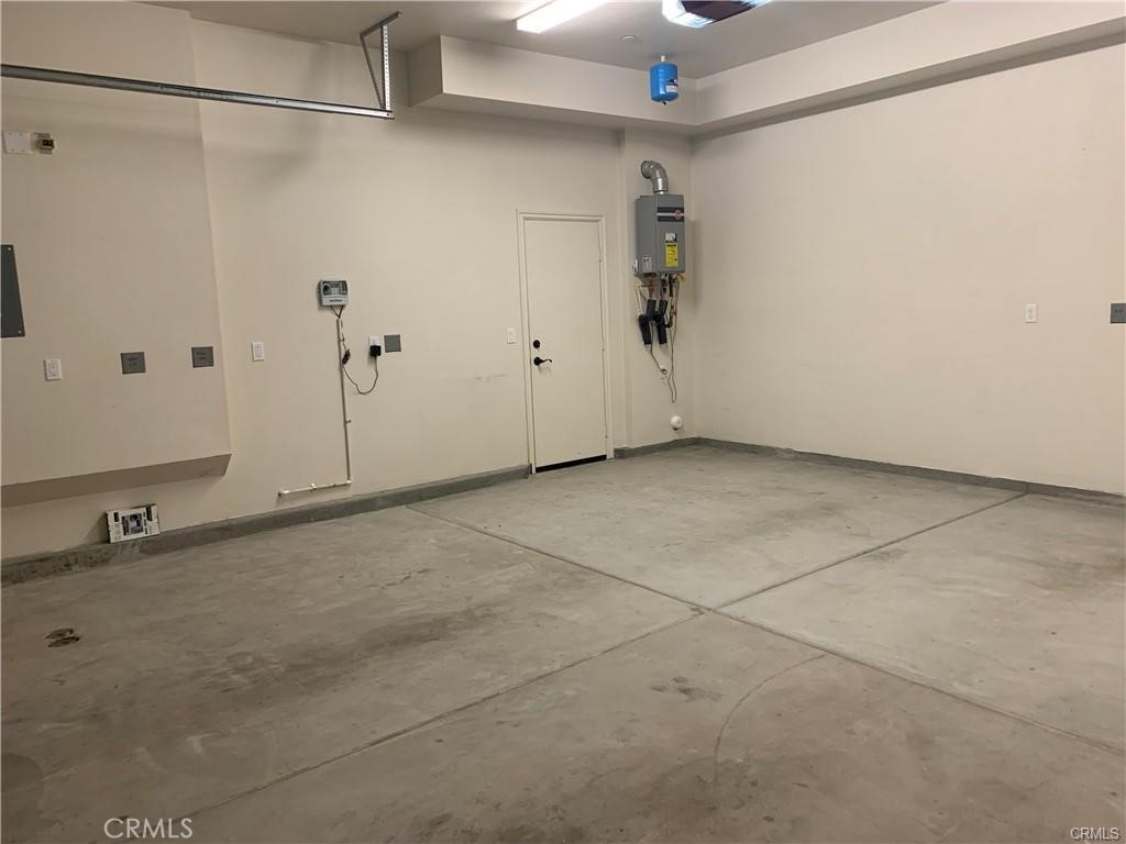 https://media.crmls.org/medias/fa40ac38-63f9-4680-8cdc-6c591858dc8d.jpg?preset=X-Large