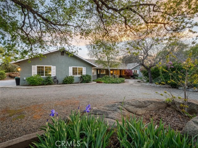 41797 River Knolls Way, Coarsegold CA: https://media.crmls.org/medias/fa40c359-812d-42db-8541-e1bc2bfd7066.jpg