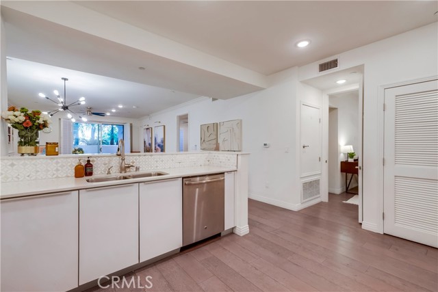Detail Gallery Image 8 of 33 For 5253 Vantage Ave #105,  Valley Village,  CA 91607 - 4 Beds | 2 Baths