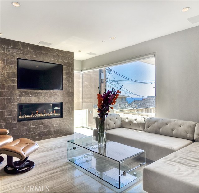 214 1/2 Marguerite Avenue, Corona del Mar CA: https://media.crmls.org/medias/fa456420-3d13-43bb-a060-a0467429339e.jpg