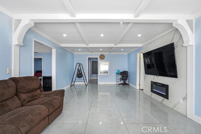 Detail Gallery Image 6 of 58 For 15330 Hart St, Van Nuys,  CA 91406 - 4 Beds | 4 Baths