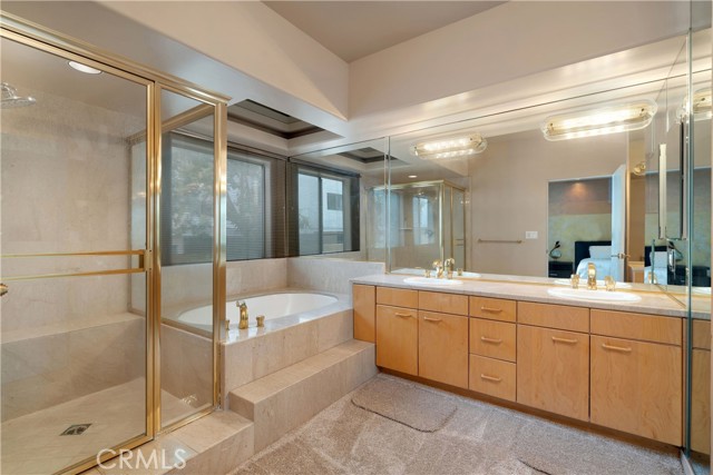 12841 Bloomfield Street, Studio City CA: https://media.crmls.org/medias/fa460af9-7e95-4a1b-945e-055a7c46ab08.jpg