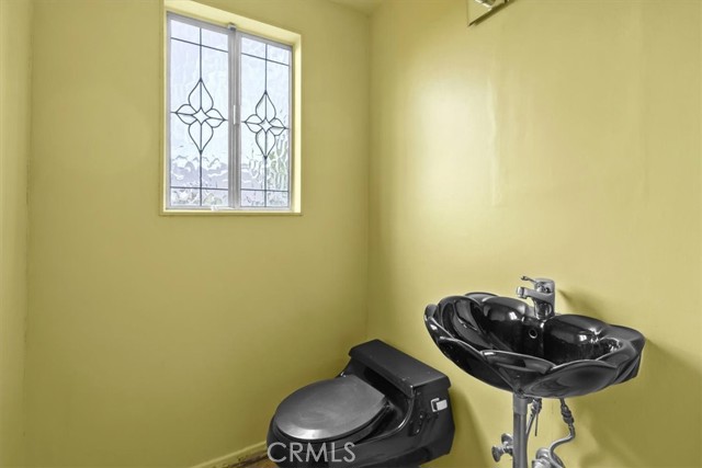 Downstairs 1/2 bathroom