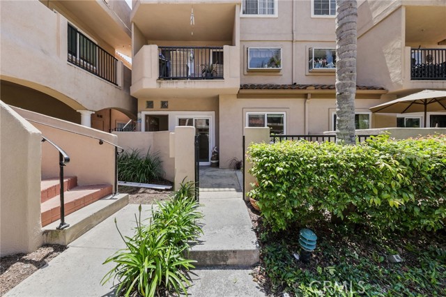 606 Lake Street, Huntington Beach CA: https://media.crmls.org/medias/fa49333f-5af9-4c01-80da-7e882d13c07e.jpg