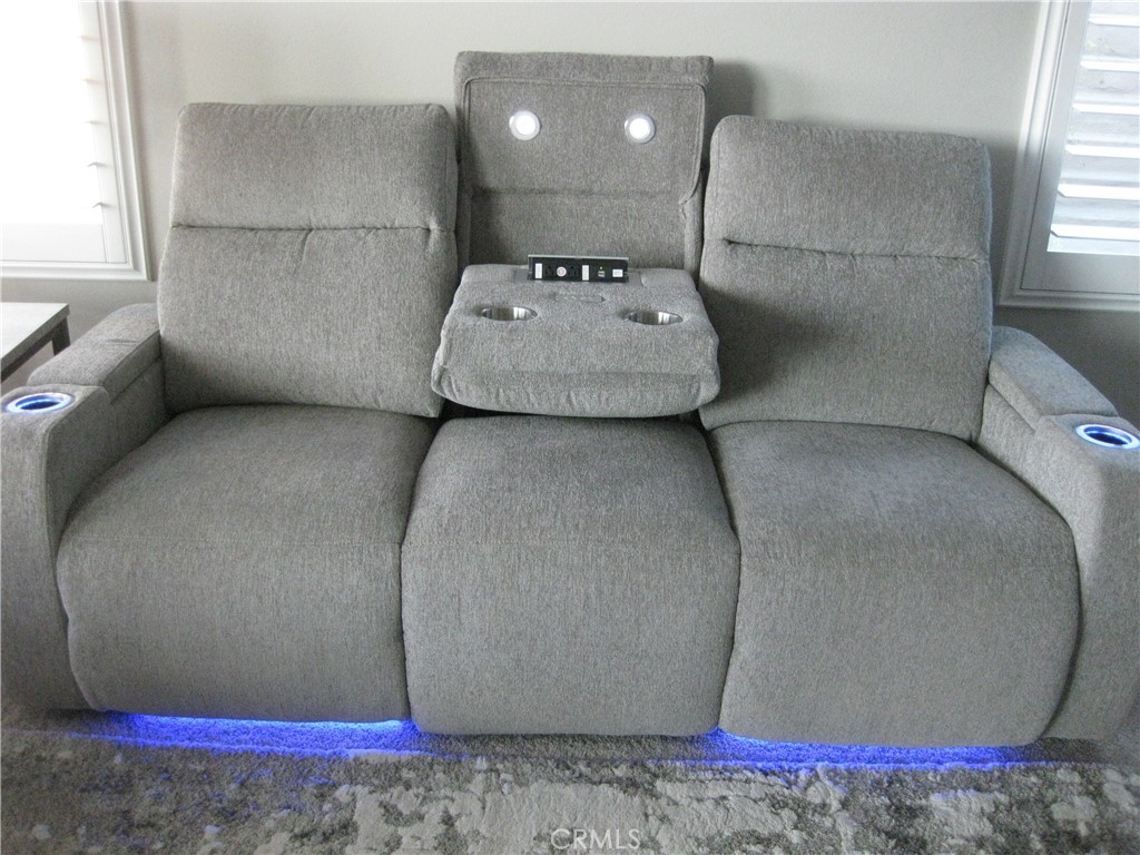 https://media.crmls.org/medias/fa4d015a-9771-4f4e-a292-2b3ea06664ed.jpg?preset=X-Large