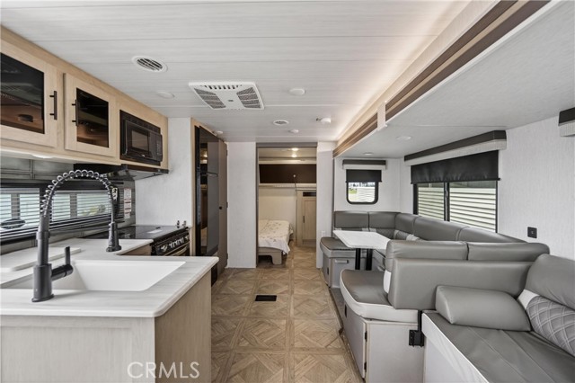 Detail Gallery Image 3 of 11 For 1295 1295 S Cawston Ave, Hemet,  CA 92545 - – Beds | – Baths