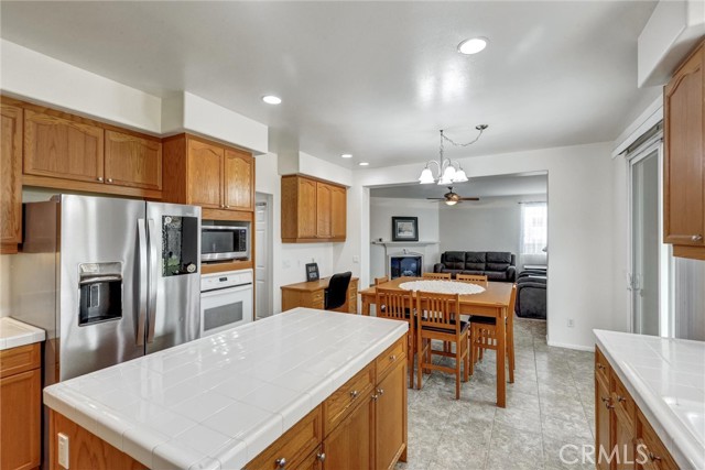 13576 Oxford Ct, Chino CA: https://media.crmls.org/medias/fa502ac0-ad4a-40e6-b290-ecb89a1498d7.jpg