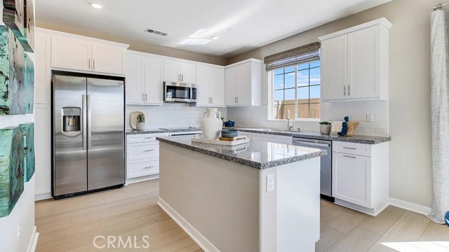 Detail Gallery Image 2 of 19 For 1132 Thunderchief Ln, Rialto,  CA 92376 - 3 Beds | 2/1 Baths