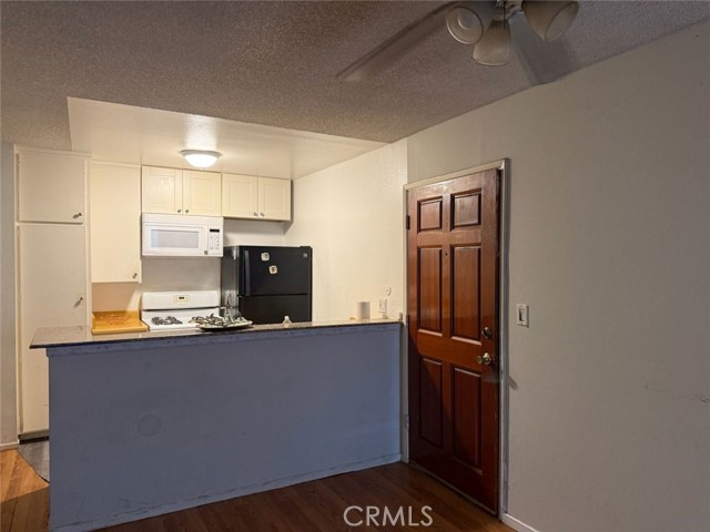 Detail Gallery Image 3 of 15 For 18645 Hatteras St #187,  Tarzana,  CA 91356 - 1 Beds | 1 Baths