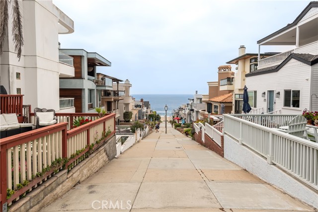 Detail Gallery Image 5 of 12 For 228 17th St, Manhattan Beach,  CA 90266 - 4 Beds | 2/2 Baths