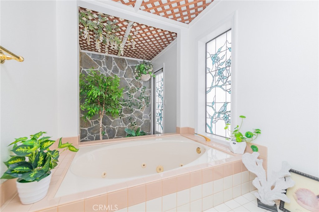 https://media.crmls.org/medias/fa57c55b-b04d-4b82-8edf-ab5b6a73be81.jpg?preset=X-Large