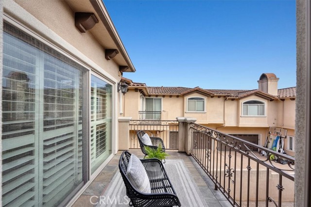 Detail Gallery Image 12 of 25 For 1909 Warfield Ave #B,  Redondo Beach,  CA 90278 - 4 Beds | 2/1 Baths