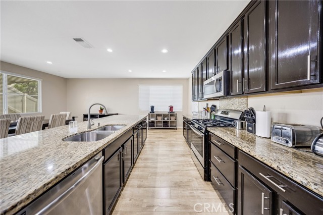 Detail Gallery Image 8 of 44 For 17984 Valerian Way, San Bernardino,  CA 92407 - 4 Beds | 3 Baths
