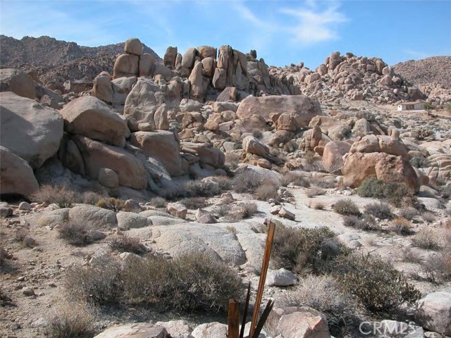 9 Stoney Crest Road, Joshua Tree CA: https://media.crmls.org/medias/fa5be53e-fb08-439e-b429-cac0353b65c5.jpg