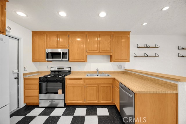 Detail Gallery Image 5 of 24 For 4768 Carmonita Ln, Yorba Linda,  CA 92886 - 3 Beds | 2/1 Baths