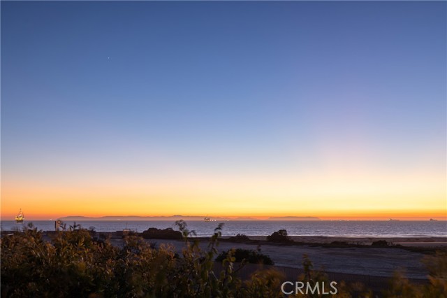 Detail Gallery Image 11 of 25 For 5561 Ocean Terrace Dr, Huntington Beach,  CA 92648 - 4 Beds | 4/1 Baths