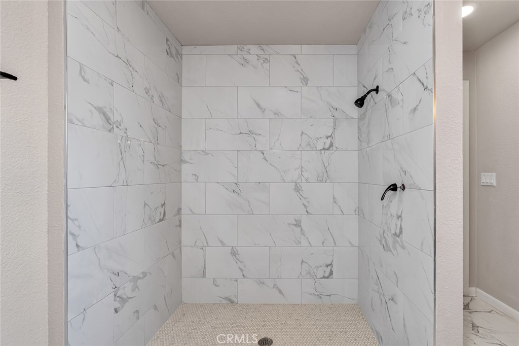 https://media.crmls.org/medias/fa61250d-3e91-4320-85de-04eae0703975.jpg?preset=X-Large