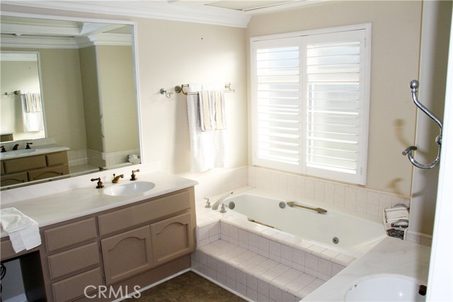 Detail Gallery Image 4 of 19 For 19381 Maidstone Ln, Huntington Beach,  CA 92648 - 2 Beds | 2/1 Baths