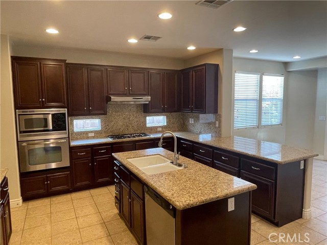 5307 Rose Arbor Lane, Bakersfield CA: https://media.crmls.org/medias/fa620838-e8ec-41e0-81ab-316fe2c93be9.jpg