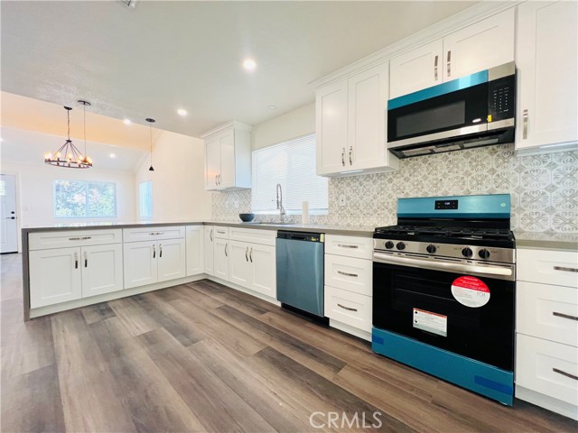 9010 Wilbur, Northridge CA: https://media.crmls.org/medias/fa635944-a846-430f-9321-ff2c81502adc.jpg
