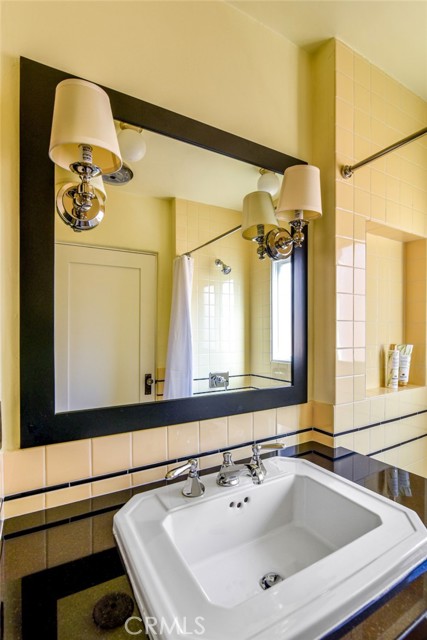 Detail Gallery Image 36 of 41 For 8246 4th St, Los Angeles,  CA 90048 - 2 Beds | 2 Baths