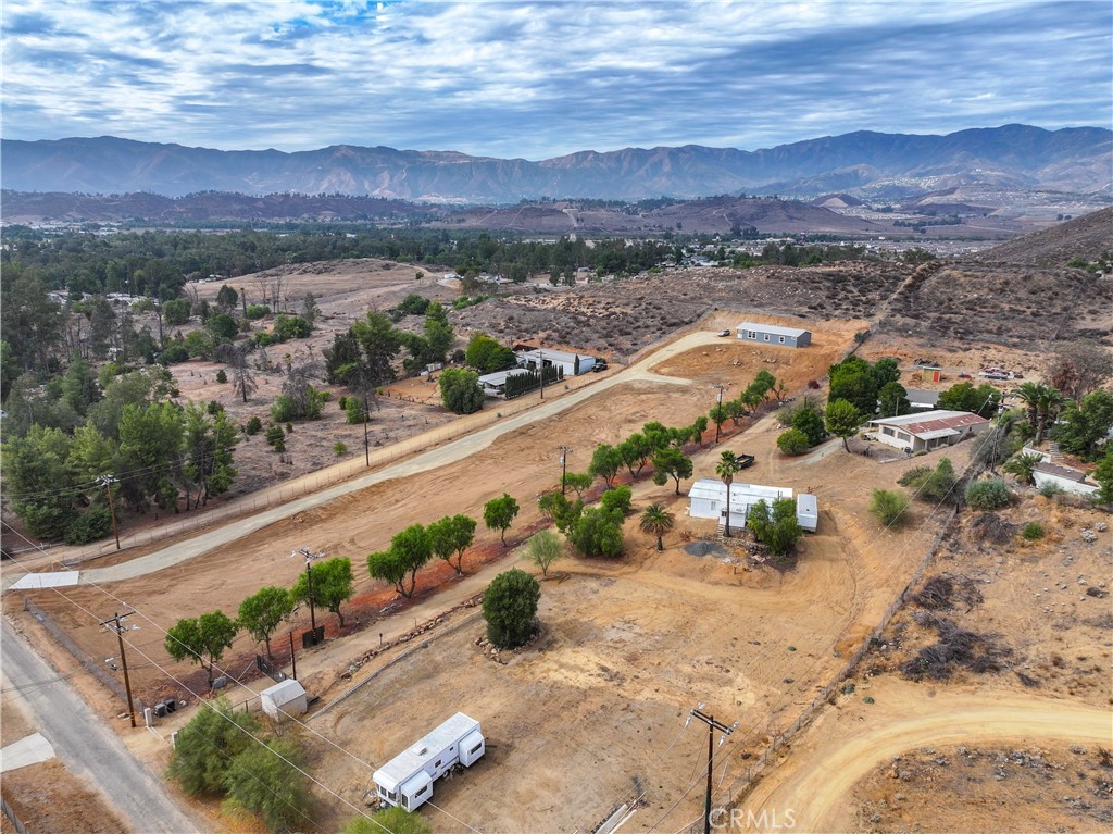 https://media.crmls.org/medias/fa6641e6-1727-4ffd-9710-a348f0ef195e.jpg?preset=X-Large