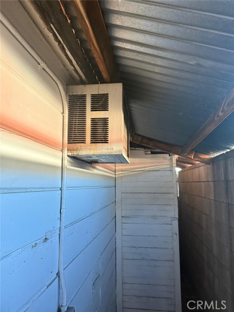 9312 Garden View Avenue, South Gate CA: https://media.crmls.org/medias/fa69170b-ea62-4d0e-ab67-dc8f5d0d184b.jpg