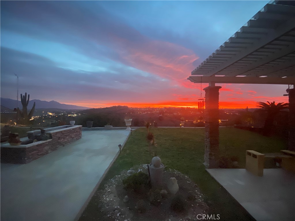 https://media.crmls.org/medias/fa6b59d2-c2f5-4824-aade-1277d752b28d.jpg?preset=X-Large