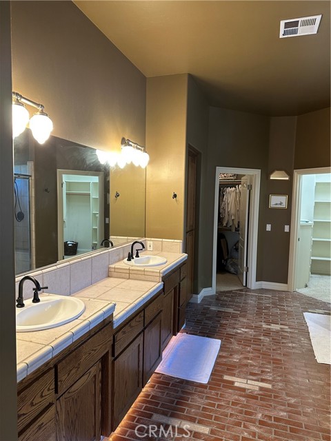 9003 Forest Oaks Court, Bakersfield CA: https://media.crmls.org/medias/fa6c2c14-9493-49b3-9d03-a31ccaa348e5.jpg