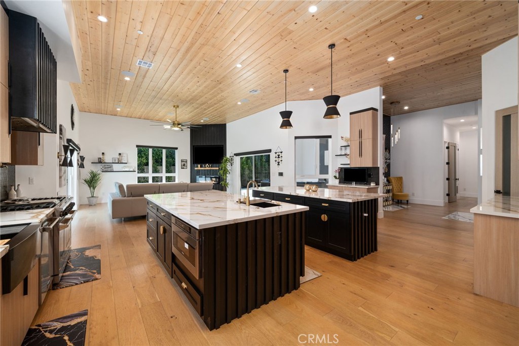 https://media.crmls.org/medias/fa6e5042-4fb8-4ac5-9d26-9bbe29f44fbc.jpg?preset=X-Large
