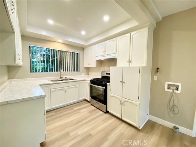 Detail Gallery Image 5 of 11 For 3335 Triangle Pl #4,  Glendale,  CA 91208 - 2 Beds | 1 Baths