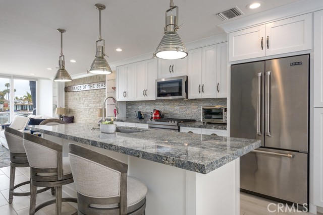 4073 Aladdin Drive, Huntington Beach CA: https://media.crmls.org/medias/fa70a7a0-a99a-44f7-8f08-7324812d78ca.jpg