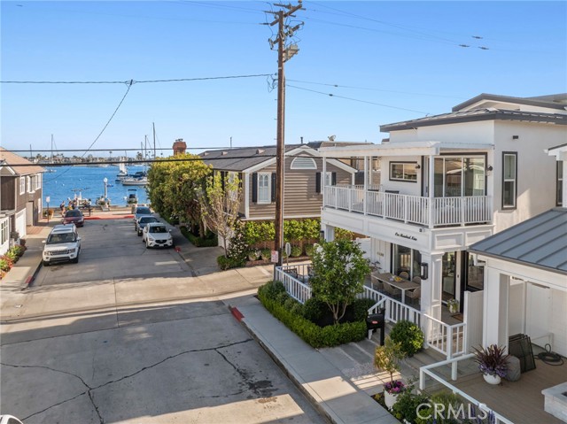 Detail Gallery Image 11 of 27 For 109 Onyx Ave, Newport Beach,  CA 92662 - 3 Beds | 4/1 Baths
