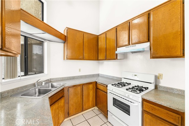 72 Brownfield Lane, Pomona CA: https://media.crmls.org/medias/fa719112-1f66-4f63-8438-71326c4d21f1.jpg