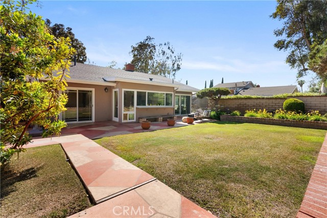 24595 Overlake Drive, Lake Forest CA: https://media.crmls.org/medias/fa72cadc-4e3e-404f-a906-f270f5e37221.jpg