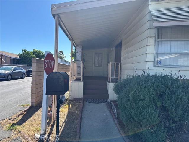 9080 Bloomfield Ave Avenue, Cypress CA: https://media.crmls.org/medias/fa73de02-e93b-47ab-98e7-d8b13b5a9d56.jpg