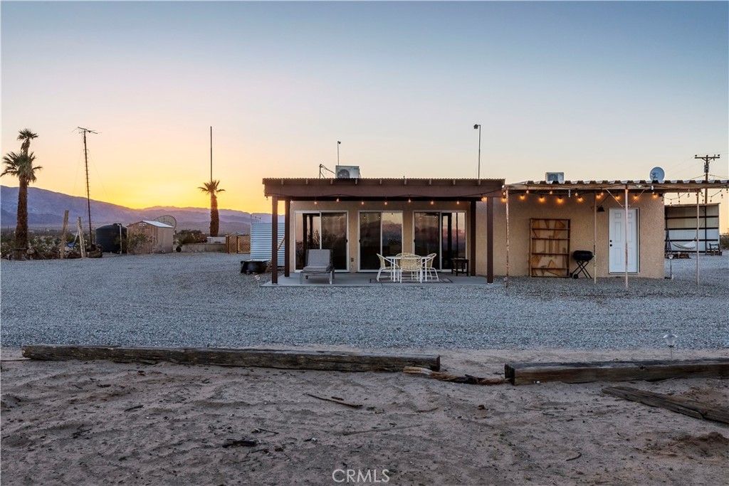 https://media.crmls.org/medias/fa74dfd0-cf56-430f-bc4e-cd0022f8e864.jpg?preset=X-Large