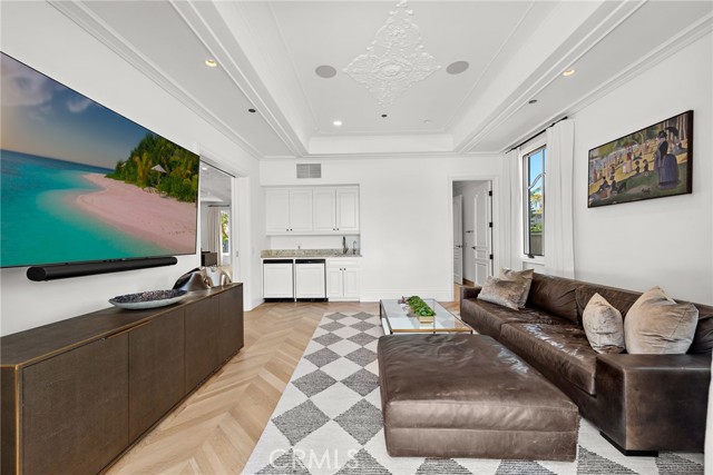 Detail Gallery Image 9 of 75 For 530 Kings Rd, Newport Beach,  CA 92663 - 5 Beds | 4/3 Baths