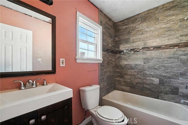 Detail Gallery Image 11 of 39 For 1271 W 19th St, San Bernardino,  CA 92411 - 4 Beds | 2 Baths