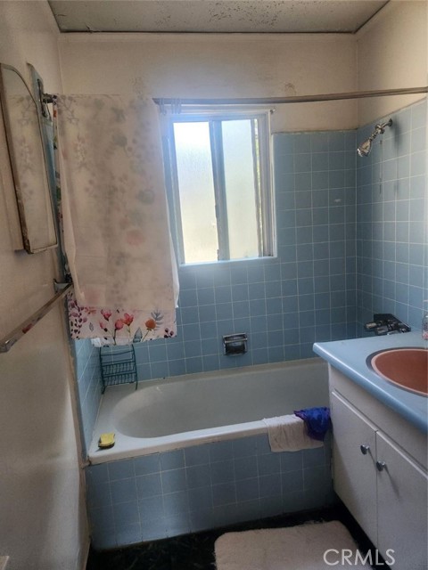 Detail Gallery Image 18 of 24 For 2916 Hillcrest Dr, Los Angeles,  CA 90016 - 4 Beds | 2 Baths
